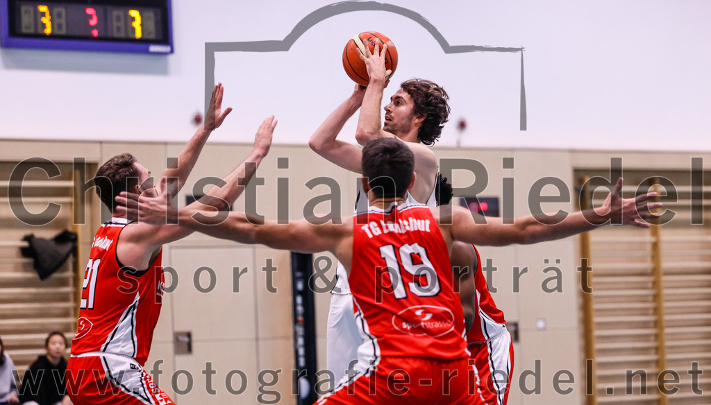 2022-12-03_119_TSV_Vaterstetten_gegen_TG_Landshut | Vaterstetten, Deutschland, 03.12.2022:
Basketball, Bayernliga Herren Südost 2022 / 2023, 7. Spieltag, TSV Vaterstetten gegen TG Landshut, Endergebnis: 71:78

 (TG Landshut, #21), Luca Maurice Kohll (TSV Vaterstetten, #7),  (TG Landshut, #19)

Foto: Christian Riedel / fotografie-riedel.net