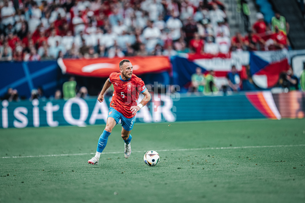 Fußball | Herren | UEFA-Fußball-Europameisterschaft 2024 | Gruppe F | Tschechien vs. Türkei | 26.06.2024 | Vladimir Coufal (#5, Tschechien) am Ball