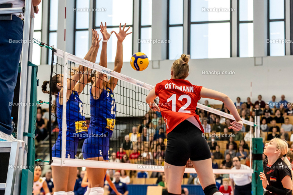 2022-00063259-Testspiel-Deutschland-Brasilien | Angriff Hanna ORTHMANN #12 (Annahme-Außen) GER 17.09.2022; Berlin Foto: Gerold Rebsch - www.beachpics.de
