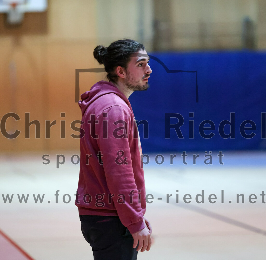 2022-11-12_018_SpVgg_Altenerding_III_gegen_TV_Altoetting_II | Erding, Deutschland, 12.11.2022:
Handball, Bezirksklasse Männer 2022 / 2023, 4. Spieltag, SpVgg Altenerding III gegen TV Altötting II, Endergebnis: 32:25

Trainer Simon Karl (TV Altötting)

Foto: Christian Riedel / fotografie-riedel.net