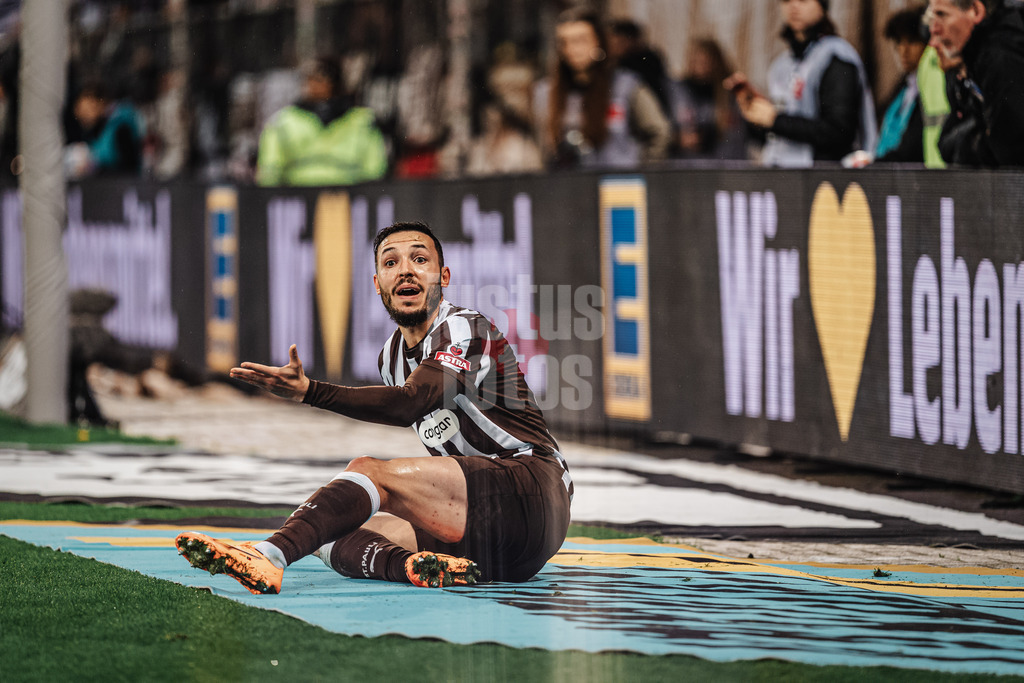 Fußball | Männer | Saison 2025/2026  | Fußball-Bundesliga | 09. Spieltag | FC St. Pauli vs. Borussia Mönchengladbach | 01.11.2025 | Mathias Pereira Lage (#28, FC St. Pauli) beschwert sich