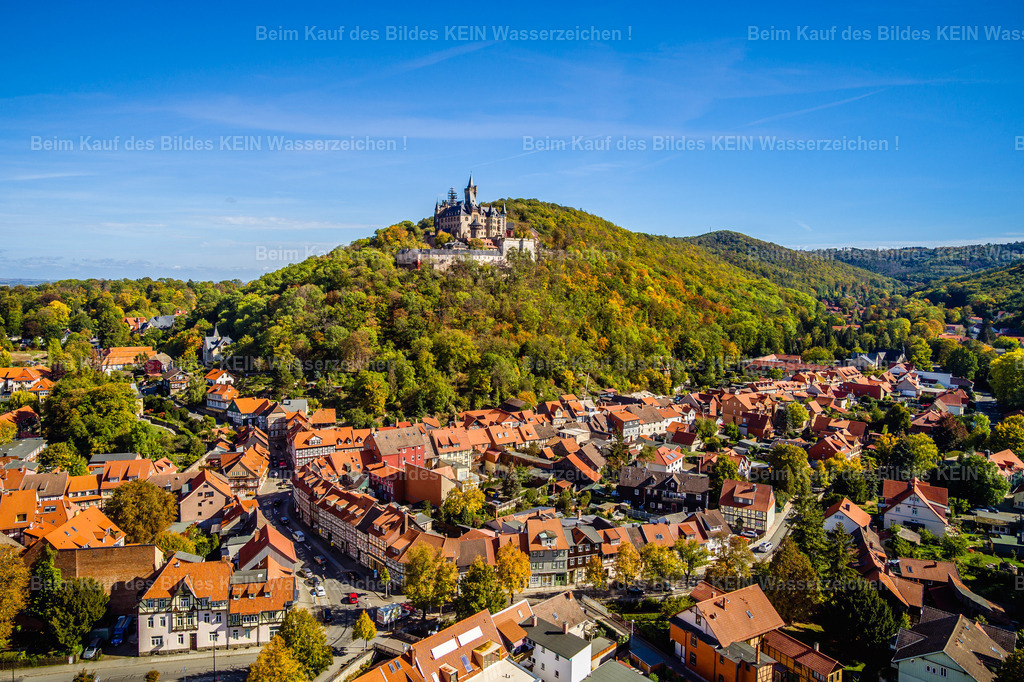 Schloß_ Wernigerode-0021-2 | Wernigerode ist eine Stadt im Harz im Mitteldeutschland. Ihre Altstadt zeichnet sich durch ihre Fachwerkhäuser aus, darunter das mittelalterliche Rathaus und das "Schiefe Haus". Am Stadtrand beherbergt das Schloss Wernigerode ein Museum und bietet Blick auf die Stadt. Das Schienennetz der Harzer Schmalspurbahnen verbindet Wernigerode mit dem Bahnhof Drei Annen Hohne, wo die dampflokbetriebene Brockenbahn zum Brocken abfährt. - Realisiert mit Pictrs.com