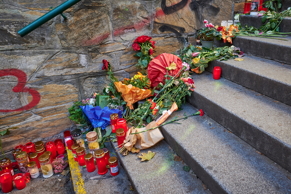 Blumen und Kerzen an der Jerusalemstige | Wien, Austria - November 06, 2020: Gedenken an den Terroranschlag vom 02.11.2020, Blumen und Kerzen an der Jerusalemstige. - Realisiert mit Pictrs.com