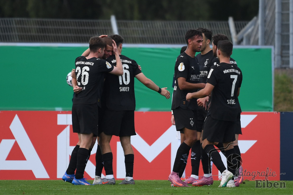 SV Atlas-Delmenhorst-Borussia Mönchengladbach | DFB-Pokal 1. Runde;SV Atlas Delmenhorst (gelb)-Borussia Mönchengladbach (schwarz) am 17.08.2025 in Oldenburg (Marschweg-Stadion), Photo: Philip Eiben 2025 - Realisiert mit Pictrs.com