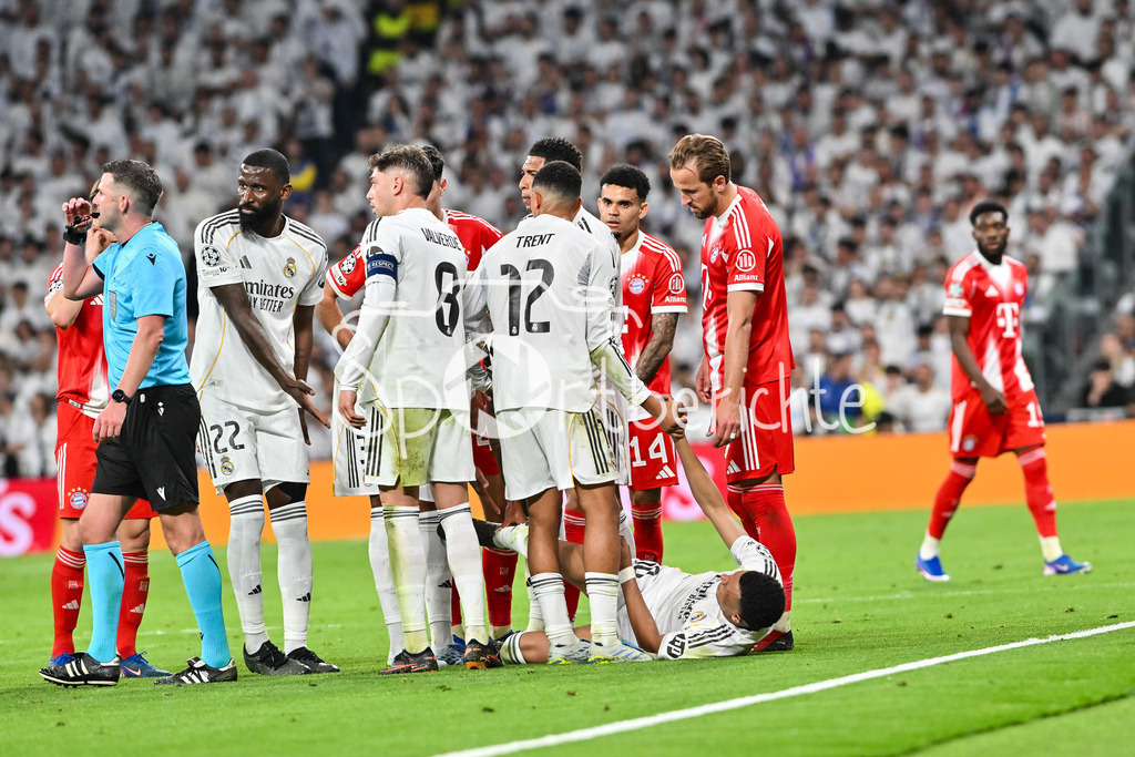 Real Madrid - FC Bayern München | MADRID, SPAIN - 07. APRIL: Antonio RUEDIGER (Real Madrid 22), Frederico VALVERDE (Real Madird 8), Trent ALEXANDER-ARNOLD (Real Madrid 12), Jude BELLINGHAM (Real Madrid 5), Kylian MBAPPE (Real Madrid 10), Luis DIAZ (FC Bayern Munich 14) and Harry KANE (FC Bayern Munich 9) during the UEFA Champions League match between Real Madrid vs. FC Bayern Munich on Quarterfinal first leg at Estadio Santiago Bernabeu