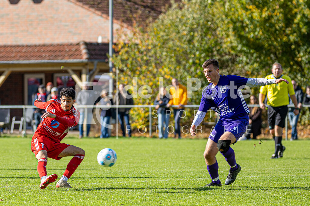 Sperber Veerßen - Al Ashkar_ Mohammed (beim Torschuss_ rechts Justus Steinfeld) vs SV Holdenstedt II 191025 dlP | immodelaporte-sportfotos - Realisiert mit Pictrs.com