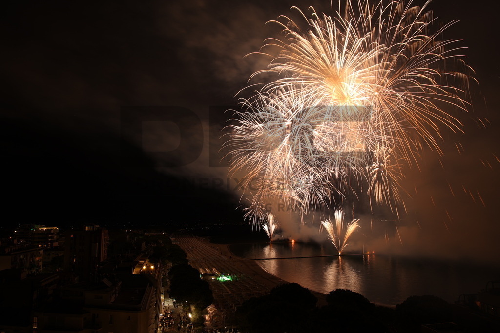Ferragosto Fireworks in Grado, Italy | GRADO, ITALY, 15.AUG.26 - FIREWORKS - Ferragosto fireworks over the Adriatic Sea in Grado, Italy. Colorful fireworks light up the night sky above the beach, coastline and waterfront during the traditional summer celebration. - Realisiert mit Pictrs.com