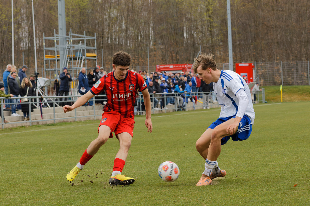 20260412-FCHS04_130 | 1.FC Heidenheim 1846 vs. FC Schalke 04, Fußball, U19, A-Junioren, NWL, U19-DFB-Nachwusliga, 2025/2026, 8. Spieltag, 12.04.2026 in Heidenheim, Walter-Birkhold-Jugendstadion (Foto: Michael Bulling) - Realisiert mit Pictrs.com