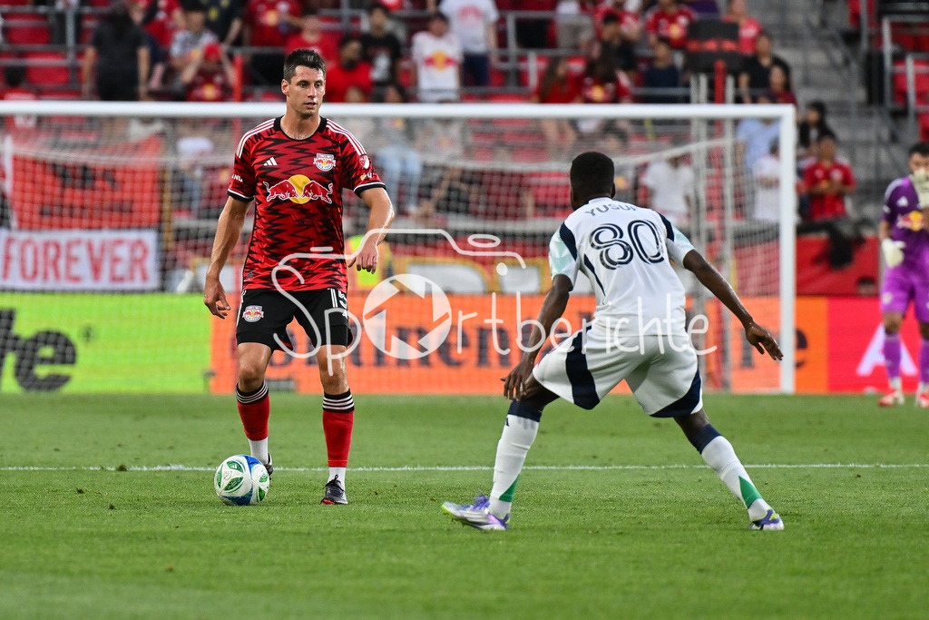 New York Red Bulls - New England Revolution | im Duell Sean NEALIS (New York 15) und Alhassan YUSUF (New England 80) / Zweikampf / Major League Soccer: New York Red Bulls - New England Revolution, Red Bull Arena am 16.07.2025