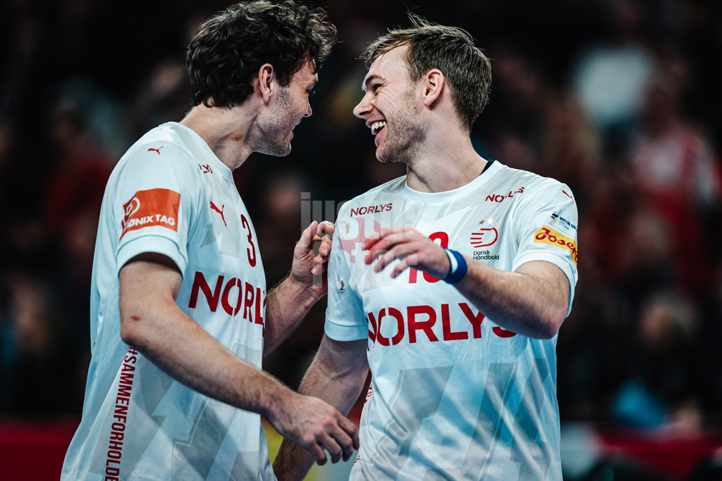Handball | Herren | EHF EURO 2024 | European Championshop Men 2024 Final Tournament | Norwegen vs. Dänemark | 21.01.2024 | v.l. Niclas Vest Kirkelokke (#3, Dänemark, DEN) und Mathias Gidsel (#19, Dänemark, DEN) freuen sich