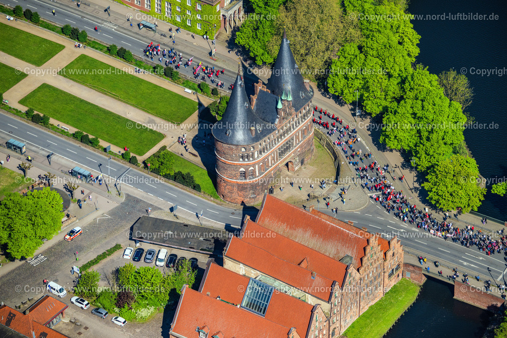 Lübeck_Holstentor_ELS_9846010524 | LüBECK 01.05.2024 Blick auf das Holstentor in der Innenstadt des Altstadt - Zentrums zwischen den Uferbereichen des Stadtgraben und der Trave am Holstentorplatz in Lübeck im Bundesland Schleswig-Holstein. Weiterführende Informationen bei: Hansestadt LÜBECK,  Holstentor-Gemeinschaftsschule Lübeck  der Hansestadt Lübeck,  Lübecker Nachrichten GmbH. // Holsten Gate in the city center of the old town - center of Luebeck in Schleswig-Holstein. Further information at: Hansestadt LUeBECK,  Holstentor-Gemeinschaftsschule Luebeck  der Hansestadt Luebeck,  Luebecker Nachrichten GmbH. Foto: Martin Elsen