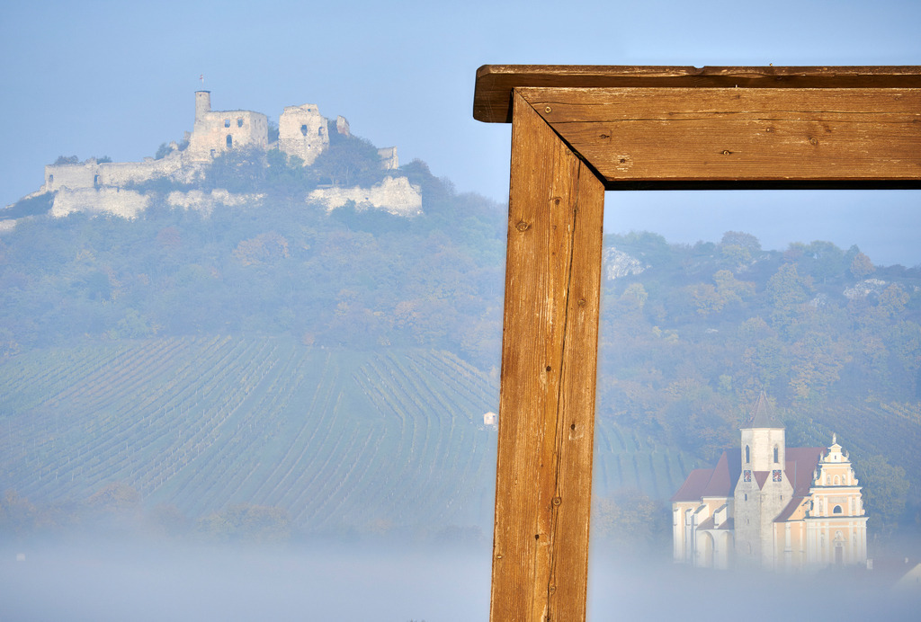 Blick auf die Burg und die Jakobskirche | Falkenstein, Austria - October 24, 2015: Blick auf die Burgruine und die Jakobskirche im Nebel. - Realisiert mit Pictrs.com
