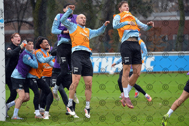 RGE_7105b | Hertha BSC, 2.Bundesliga, Herren, Training, Saison 2025/26, im Bild: von li. Toni Leistner ( Hertha BSC ),  Marton Dardai ( Hertha BSC ),  Fotograf: Ralf Gebhardt - Realisiert mit Pictrs.com