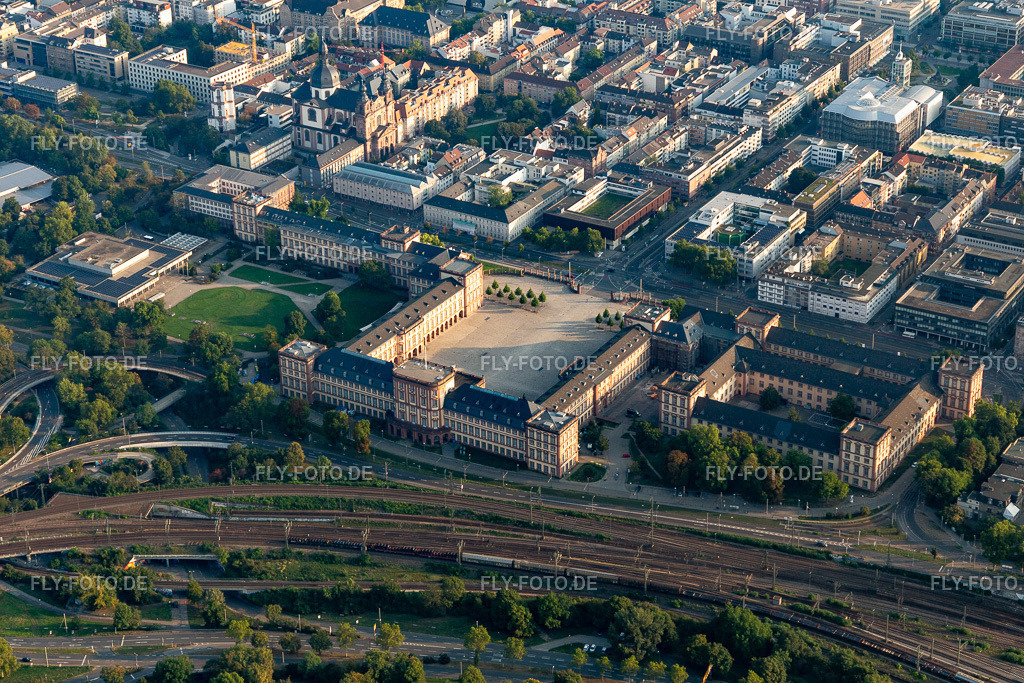 Barockschloss Mannheim zwischen Bahnschienen und den Quadraten | Luftbild: Barockschloss Mannheim zwischen Bahnschienen und den Quadraten im Ortsteil Innenstadt in Mannheim im Bundesland Baden-Württemberg in Deutschland. Foto: IMG_116932.jpg vom 25.08.2019 durch Werner Riehm/FLY-FOTO.de - Realisiert mit Pictrs.com