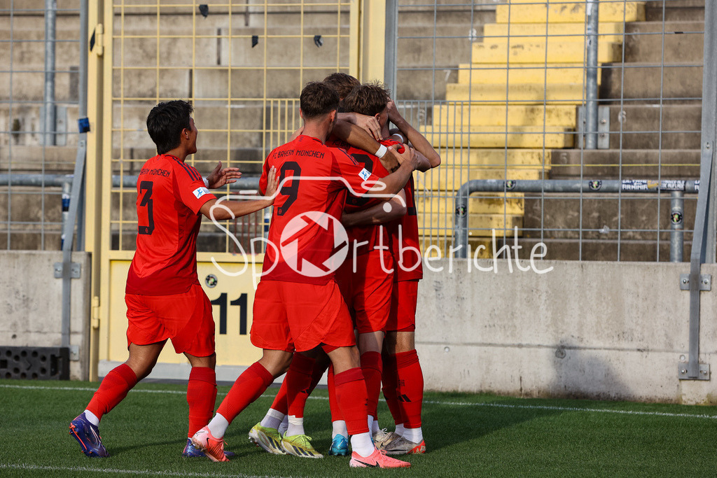 FC Bayern Amateure - SpVgg Bayreuth | Jubel nach dem Tor zum 1-0 durch Timo Kern (FCB #10) / Freude / Happy / Tor / Torschuetze