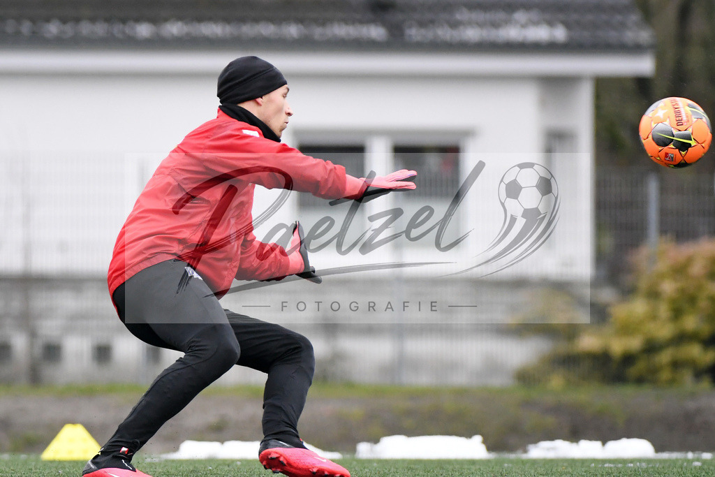20200226_TRAOSN_0076 | Fussball, Herren: Torhueter Nils Koerber (VfL Osnabrueck) in Aktion waehrend der Trainingseinheit des VfL Osnabrueck im Sportpark Illoshoehe am 26.02.2020 in Osnabrueck, Deutschland. - Realisiert mit Pictrs.com