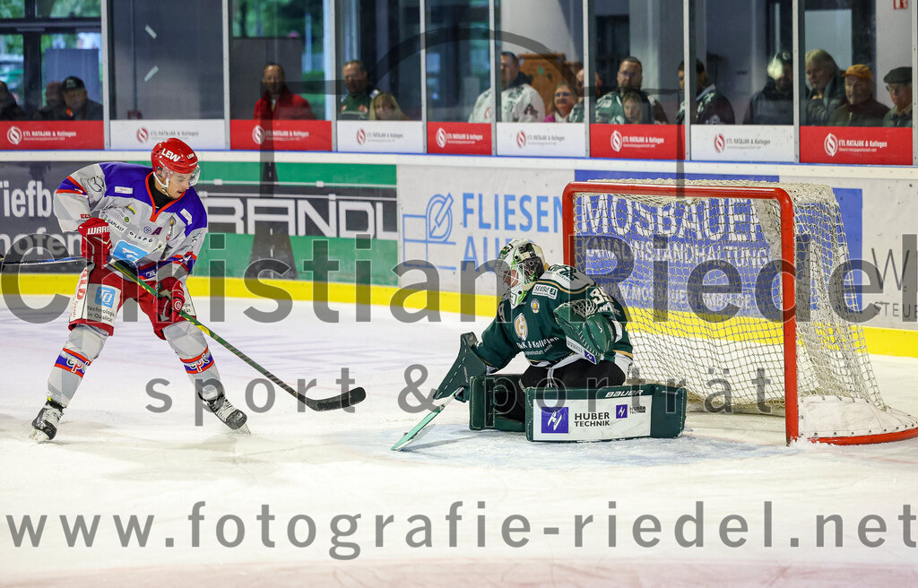 2025-09-14_065_TSV_Erding_gegen_EC_Peiting | Erding, Deutschland, 14.09.2025:Eishockey, Oberliga Süd 2025 / 2026, Testspiel, TSV Erding gegen EC Peiting, Endergebnis: 2:3Torwart Leon Meder (Erding Gladiators, #39)Foto: Christian Riedel / fotografie-riedel.net