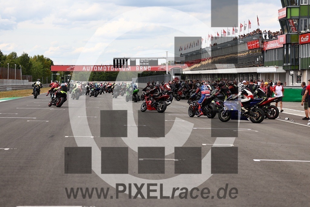 startendurance-20250830_07318 | Schöne Erinnerungen an spannende Momente - das festzuhalten ist unser Job. PIXELrace.de ist seit 2003 auf den Rennstrecken Europas unterwegs um die Action draußen beim Fahren und die wunderbare Stimmung imm Fahrerlager für euch einzufangen.