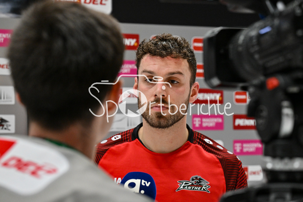 Augsburger Panther - ERC Ingolstadt | Nach der Partie gibt Luca TOSTO (Augsburger Panther #77) ein Interview bei ATV / DEL: Augsburger Panther - ERC Ingolstadt, Curt Frenzel Stadion am 26.01.2025