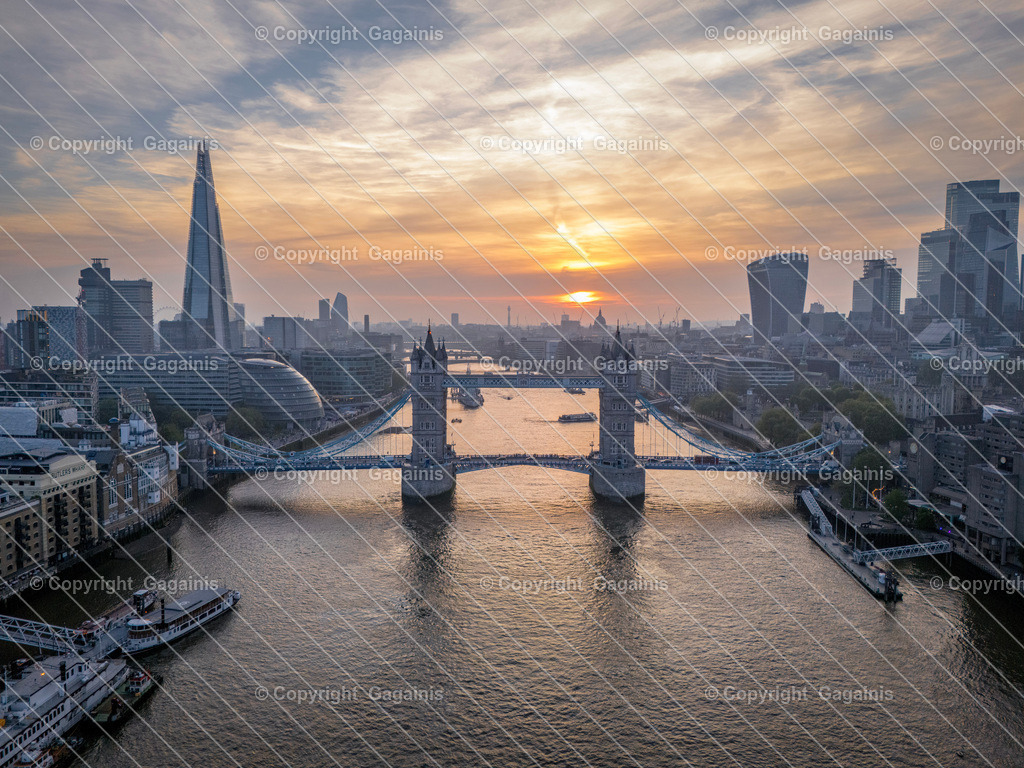  London | London - Der ikonische Big Ben und das prächtige Buckingham Palace sind nur zwei der vielen historischen und kulturellen Highlights der Stadt. Besuchen Sie außerdem das weltberühmte British Museum und genießen Sie den Panoramablick vom London Eye.