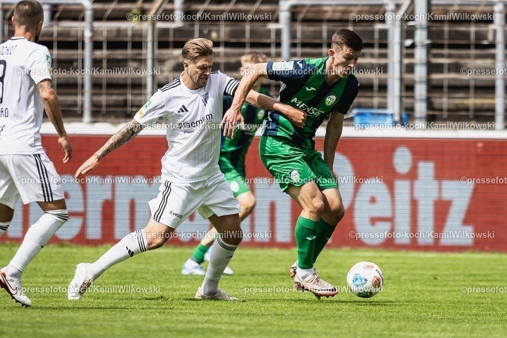xKWI02082501035 | 02.08.2025, xkwix, Fußball, Regionalliga West, FC Gütersloh - 1. FC Bocholt, Ohlendorf Stadion im Heidewald: Jan Holldack (1.FC Bocholt #10) im Zweikampf gegen Aleksandar Kandic ( FC Gütersloh #27 )