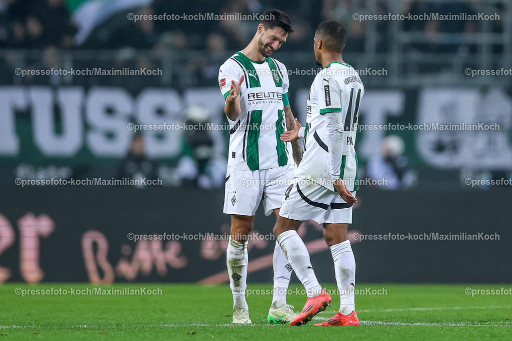BMG14122401102 | 14.12.2024, Fußball, Borussia Mönchengladbach - Holstein Kiel, 1. Fußball Bundesliga, Borussia-Park, Saison 2024 2025: Torjubel nach dem Tor zum 4:1 durch Torschütze Alassane Plea (Mönchengl. #14)zusammen mit Tim Kleindienst (Mönchengl. #11)DFB regulations prohibit any use of photographs as image sequences and or quasi-video.