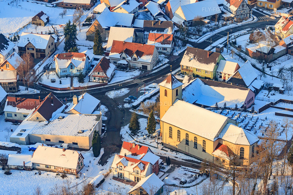 Vue aérienne: L'église catholique Saint-Michel en hiver, sous la neige à Neewiller-près-Lauterbourg dans le département Bas Rhin, France – .Photo: IMG_36667.jpg prise le 05/01/2011 par Werner Riehm/FLY-FOTO.eu – Résolution de l'original: 4604 x 3069 px