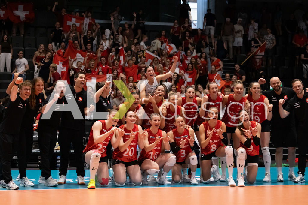 Austria v Switzerland - CEV European League Women | KRIENS, SWITZERLAND - JUNE 14: Team of Switzerland Winning Photo with Fans during the CEV European League match between Austria and Switzerland at Pilatus Arena on June 14, 2026 in Kriens, Switzerland. - Realisiert mit Pictrs.com