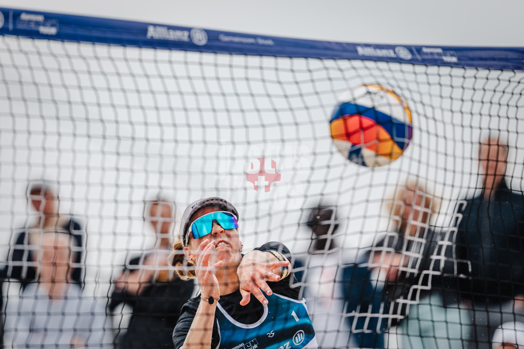 Beachvolleyball | Frauen | German Beach Tour 2024 | Tourstop Düsseldorf | 19.05.2024 | Melanie Paul haut beim Angriff ins Netz
