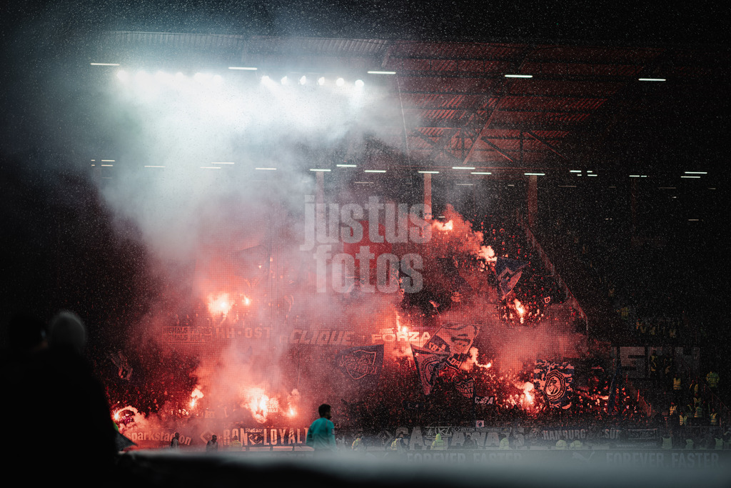 Fußball | Männer | Saison 2023/2024 | 2. Fußball-Bundesliga | 15. Spieltag | FC St. Pauli vs. Hamburger SV | 01.12.2023 | Pyrotechnik brennt im Auswärtsfanblock des HSV