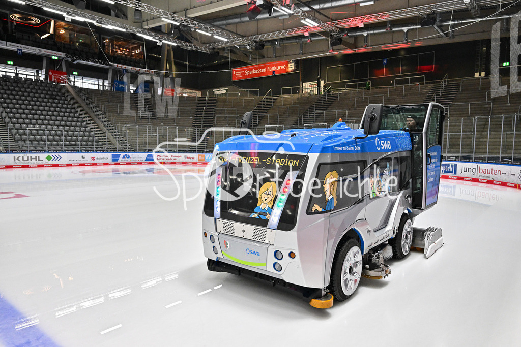 Augsburger Panther - ERC Ingolstadt | Die Eismaschine faehrt vor der Partie noch ueber das Eis / Symbolbild / DEL: Augsburger Panther - ERC Ingolstadt, Curt Frenzel Stadion am 26.01.2025