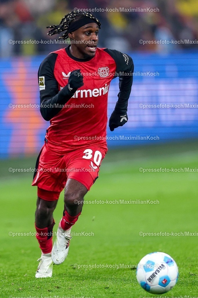BVB10012502270 | 10.01.2025, Fußball, Borussia Dortmund - Bayer 04 Leverkusen, 1. Fußball Bundesliga, 16. Spieltag, Signal Iduna Park, Saison 2024 2025: Jeremie Frimpong (Bayer04 Leverkusen #30)DFB regulations prohibit any use of photographs as image sequences and or quasi-video.