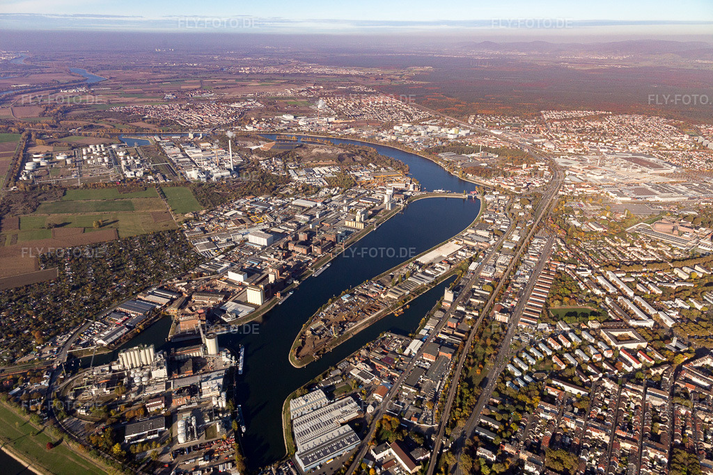 Luftbild: Industriehafen Friesenheimer Insel im Ortsteil Neckarstadt-West in Mannheim im Bundesland Baden-Württemberg in Deutschland. Foto: IMG_095471.jpg vom 30.10.2016 durch Werner Riehm/FLY-FOTO.de