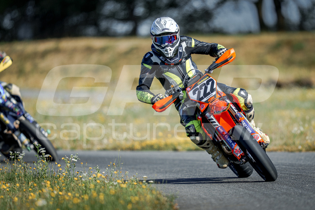 SuperMoto_Staatsmeisterschaft_Fuglau-53 | GRIPcapture steht für authentische Sportfotografie in Österreich – für Momente, die mehr sind als Geschwindigkeit oder Ergebnis. Es geht um Emotion, Spannung, Fokus und den Augenblick, der oft nur einen Wimpernschlag dauert.Ob Motorsport, Teamsport oder 