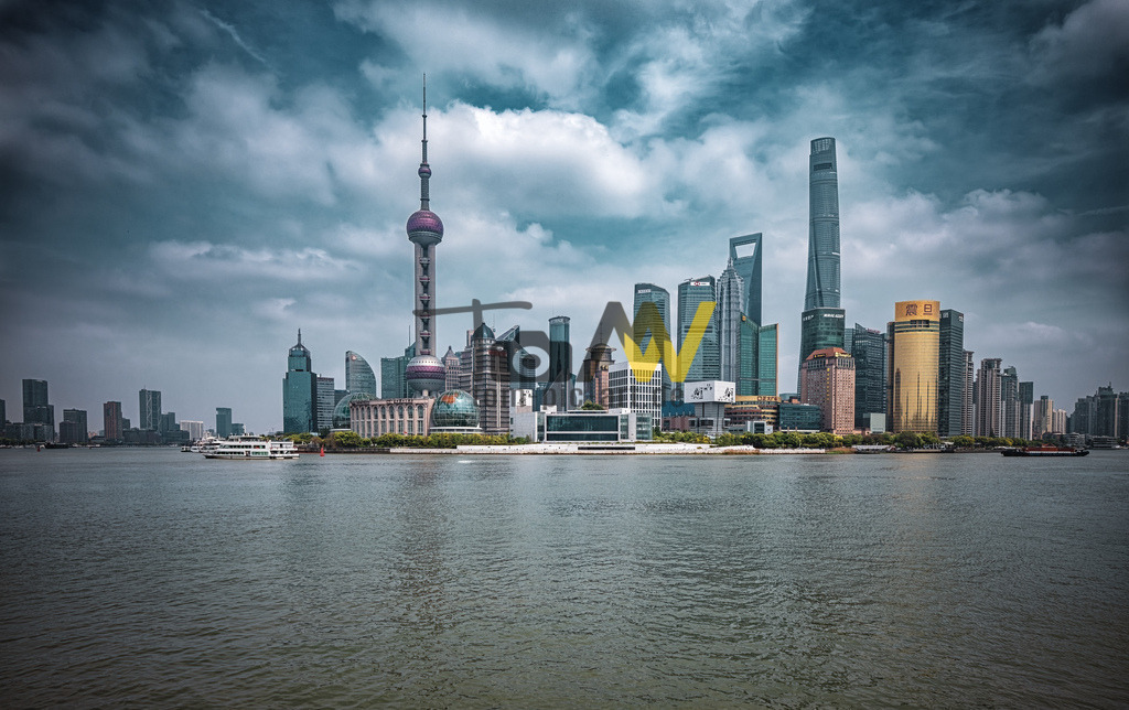 Aufnahme der Skyline von Shanghai in speziellen Look-China | Das Bild zeigt die beeindruckende Skyline des Finanzviertels Lujiazui in Shanghai, China, vom Bund aus gesehen. Die markantesten Gebäude im Bild sind: Der Shanghai Tower ist mit 632 Metern das höchste Gebäude Chinas und das dritthöchste der Welt, bekannt für seine verdrehte Glasfassade und nachhaltiges Design. Der Oriental Pearl Tower (links im Bild mit den Kugeln) ist ein ikonischer Fernsehturm, der die Skyline seit den 90er Jahren prägt.Das Shanghai World Financial Center, auch bekannt als "Flaschenöffner" aufgrund seiner Form, ist 492 Meter hoch und steht direkt neben dem Shanghai Tower.  - Realisiert mit Pictrs.com