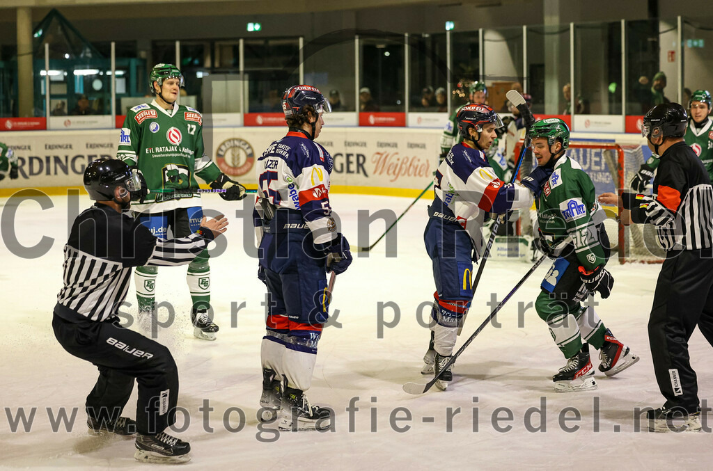 2024-01-05_070_TSV_Erding_gegen_VfE_Ulm-Neu-Ulm | Erding, Deutschland, 05.01.2024:
Eishockey, Bayernliga Vorrunde 2023 / 2024, 22. Spieltag, TSV Erding gegen VfE Ulm/Neu-Ulm, Endergebnis: 7:6

Ludwig Danzer (VfE Ulm/Neu-Ulm e. V., #55), Valentin Der (VfE Ulm/Neu-Ulm e. V., #27), Leon Abstreiter (Erding Gladiators, #72)

Foto: Christian Riedel / fotografie-riedel.net