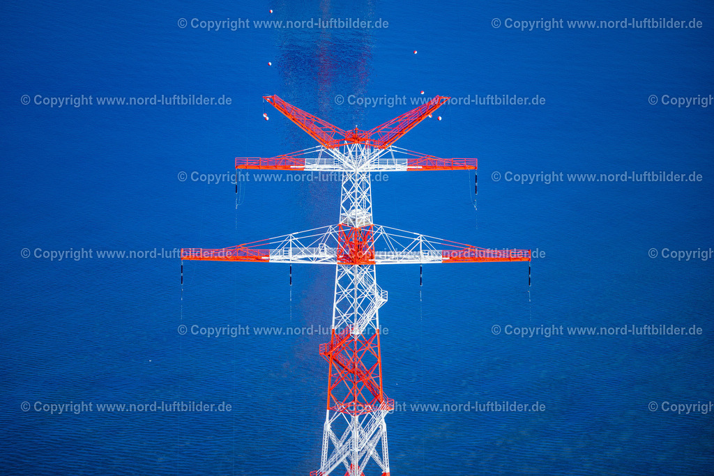 Lühe_Strommast_Lühesand_Süd_ELS_4094040223 | HOLLERN-TWIELENFLETH 04.02.2023 Strommast- Konstruktion einer Trasse und Verbundleitung über die Elbe in Hollern-Twielenfleth im Bundesland Niedersachsen, Deutschland. // Power tower-construction of a road and Interconnector in Hollern-Twielenfleth in the state Lower Saxony, Germany. Foto: Martin Elsen