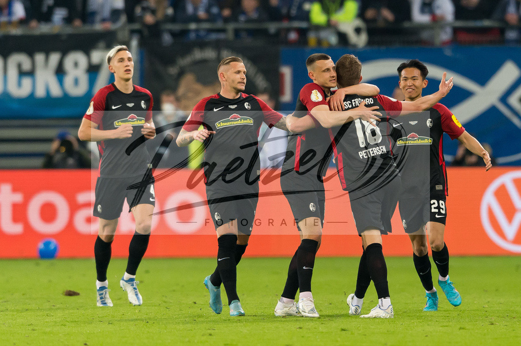 HSVSCF20220419_077 | Fussball, Herren: Nils Petersen (SC Freiburg) Torjubel, jubelt mit seiner Mannschaft nach dem Treffer zum 0:1 beim DFB-Pokal-Halbfinalspiel zwischen Hamburger SV und SC Freiburg im Volksparkstadion am 19.04.2022 in Hamburg, Deutschland.DFB / DFL REGULATIONS PROHIBIT ANY USE OF PHOTOGRAPHS AS IMAGE SEQUENCES AND/OR QUASI-VIDEO. - Realisiert mit Pictrs.com