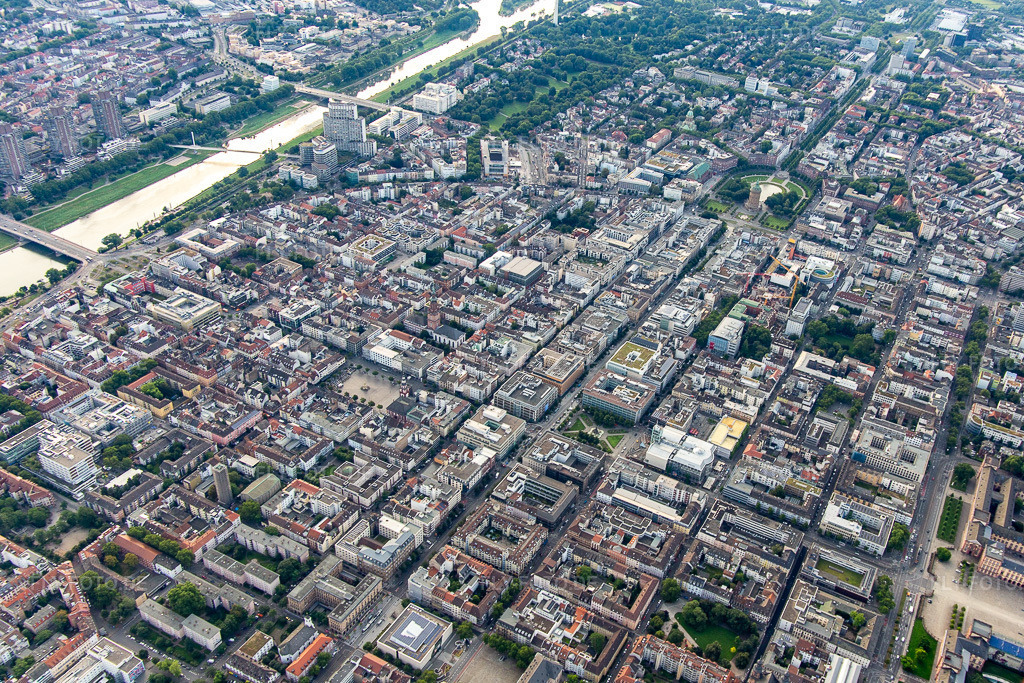 Luftbild: Quadratestadt von Nordwesten zwischen der Kurpfalzbrücke über den Neckar und Barockschloss im SW im Ortsteil Innenstadt in Mannheim im Bundesland Baden-Württemberg in Deutschland. Foto: IMG_142791.jpg vom 19.07.2024 durch Werner Riehm/FLY-FOTO.de