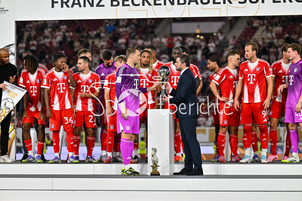VfB Stuttgart - FC Bayern München | Der Franz Beckenbauer Supercup wird an Manuel NEUER (FC Bayern Muenchen 1) übergeben / Franz-Beckenbauer Supercup: VfB Stuttgart - FC Bayern München; MHP Arena am 16.08.2025