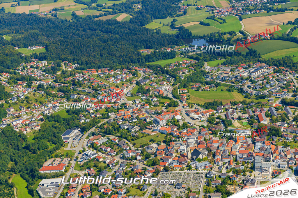 Luftaufnahme von  Hauzenberg - Die Luftaufnahme wurde 2025 vom UL-Flugzeug heraus erstellt ( keine Drohne ) - Hochauflösende Luftaufnahme - für professionelle Ausdrucke geeignet. Die Geschenkidee !Mit Lizenz und Bildrechte bestellbar