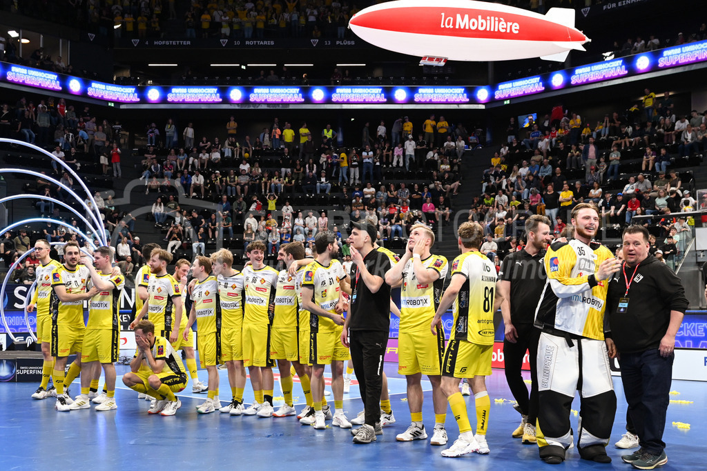 Zug United - HC Rychenberg - 25. April 2026 | Die HCR-Spieler nach dem Sieg am L-UPL Superfinal-Spiel zwischen Zug United und HC Rychenberg am 25. April 2026 in der BCF Arena, Fribourg, Schweiz.Bild: Sportfotografie Markus Aeschimann | www.markus-aeschimann.ch - Realisiert mit Pictrs.com