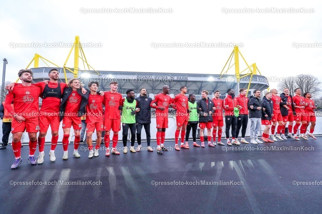 BVBII01032501049 | 2025.03.01, Fußball, 3.Liga, Borussia Dortmund II - Rot-Weiss Essen, Stadion Rote Erde, Saison 2024 2025: Abschlussjubel nach dem 1:0 Sieg für Essen. Die Mannschaft feiert gemeinsam Arm in Arm vor den Fans.