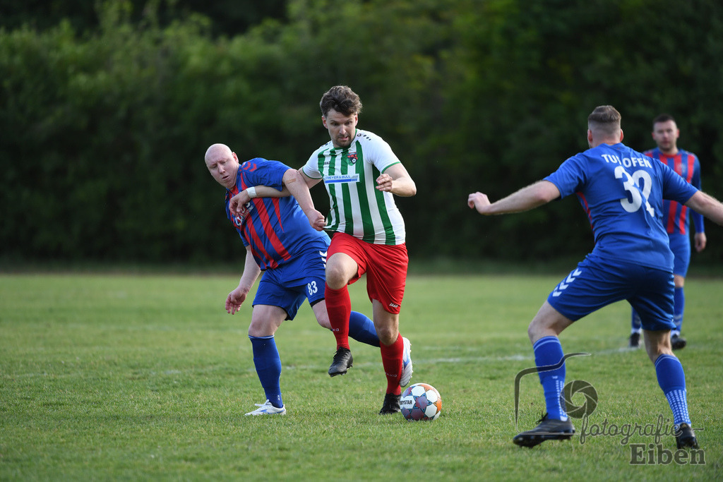 TuS Ofen-SG FriPe | Herren 1. Kreisklasse Süd, Jade-Weser-Hunte; TuS Ofen (blau)-SG FriPe (weiß) am 28.05.2025; in Ofen (), Photo: Philip Eiben 2025 - Realisiert mit Pictrs.com