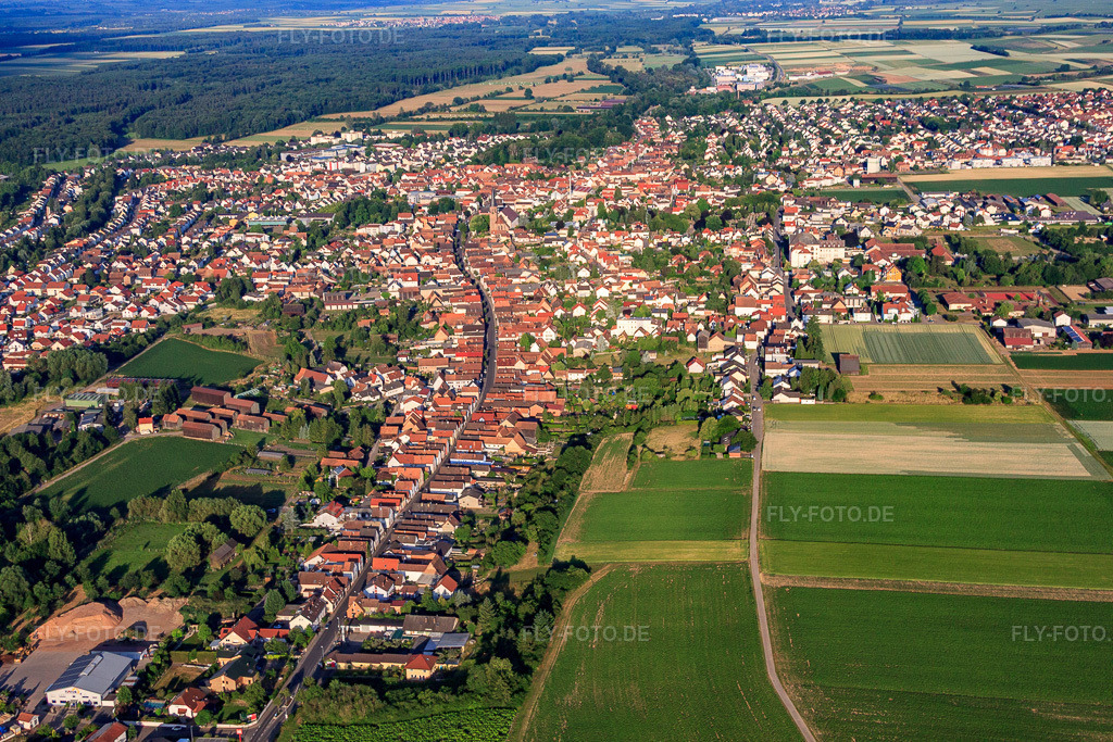 Luftbild: Ortsansicht von Osten in Herxheim bei Landau im Bundesland Rheinland-Pfalz in Deutschland. Foto: IMG_67925.jpg vom 14.06.2014 durch Werner Riehm/FLY-FOTO.deAuflösung des Originals: 4752 x 3168 px