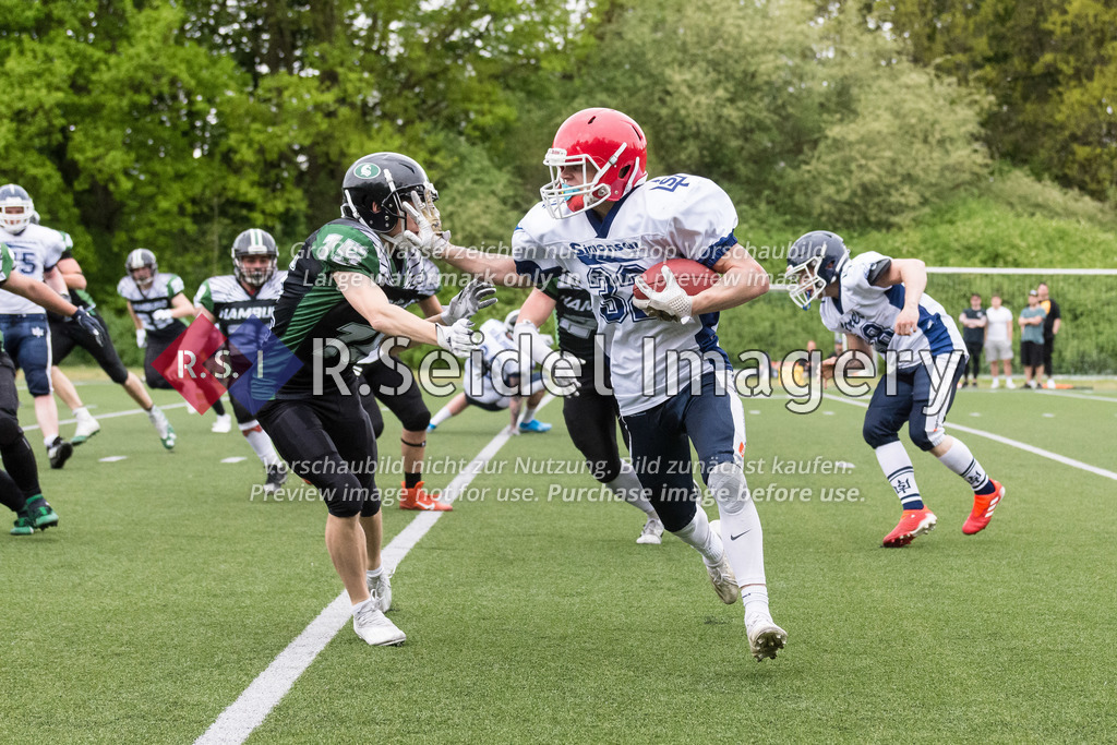 Fußball, Saison 2022, Oberliga Nord, Hamburg Black Swans - Flensburg Sealoards, Swans Field (Hamburg), 07.05.2022, 1. Spieltag | Lennart Krause (#15, Swans), Tony Krause (#32, Sealords)