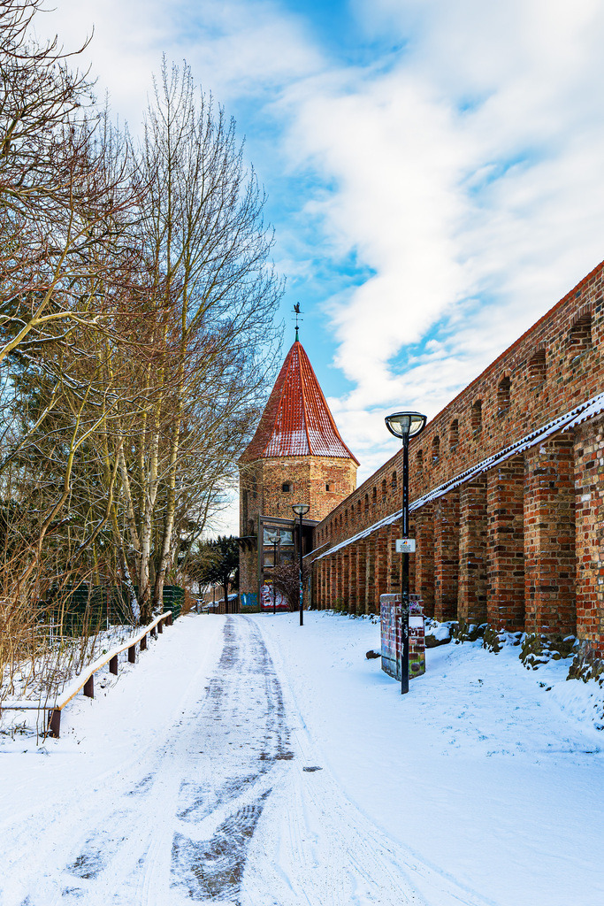 Blick auf die Stadtmauer und den Lagebuschturm  im Winter in der Hansestadt Rostock | Blick auf die Stadtmauer und den Lagebuschturm  im Winter in der Hansestadt Rostock.