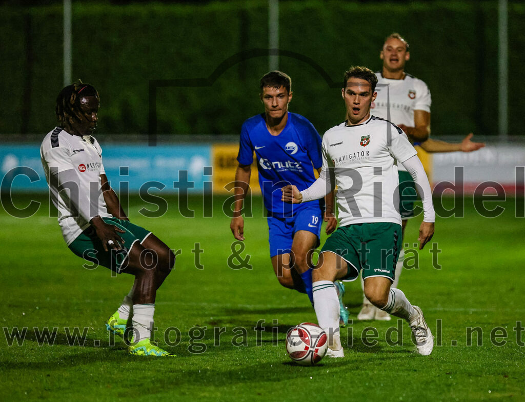 2023-10-13_039_FC_Schwaig_gegen_TSV_Ampfing | Oberding, Deutschland, 13.10.2023:
Fußball, Landesliga Südost 2023 / 2024, 16. Spieltag, FC Schwaig gegen TSV Ampfing, Endergebnis: 3:2

Bilal Ibrahim (FC Schwaig, #6), Ivo Petrovic (TSV Ampfing, #19), Vincent Sommer (FC Schwaig, #10)

Foto: Christian Riedel / fotografie-riedel.net