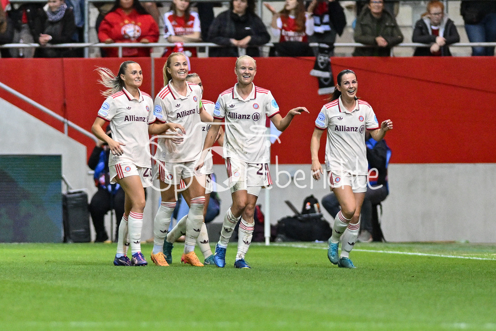 FC Bayern München Frauen - Arsenal London Frauen | Jubel der FCB Frauen nach dem Treffer zum 4-2 druch Pernille HARDER (FCB #21) / Freude / Happy / Tor / Torschuetzin / UEFA Womens Champions League: FC Bayern München Frauen - Arsenal London Frauen, FC Bayern Campus am 09.10.2024