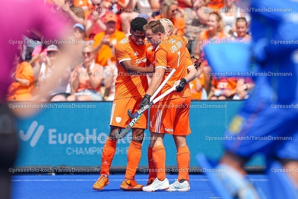 xydrx09082502021 | 09.08.2025, xydrx, Herren EuroHockey Championship 2025, Gruppenphase, Gruppe a, Niederlande - Spanien, Sparkassenpark Mönchengladbach: Torjubel nach dem Tor zum 1:0 für Maurits Visser (NED #1) durch Torschütze Tjep Hoedemakers (NED #19) zusammen mit Thijs van Dam (NED #7)